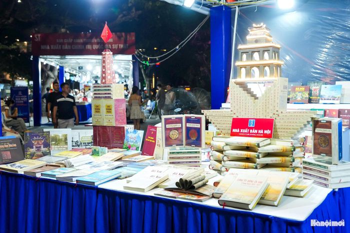 Theo thông tin từ Ban tổ chức, Hội Sách Hà Nội lần thứ XI có sự tham gia của 31 đơn vị xuất bản, phát hành sách với nhiều thể loại, đáp ứng nhu cầu học tập, tìm hiểu và giải trí của bạn đọc.