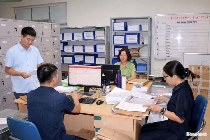 Lãnh đạo, chuyên viên Xây dựng Đảng phường Nghĩa Đô khẩn trương thực hiện công tác số hóa hồ sơ đảng viên theo kế hoạch đề ra. Ảnh: MT