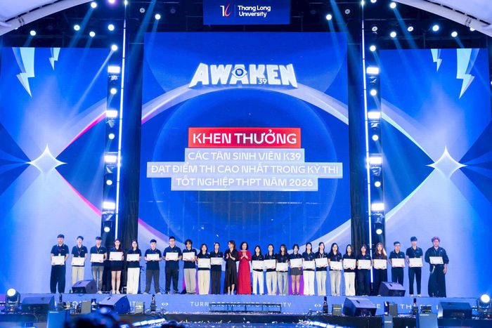 Trường Đại học Thăng Long vinh danh, khen thưởng 25 tân sinh viên K39 có điểm đầu vào cao nhất. Ảnh: TLU