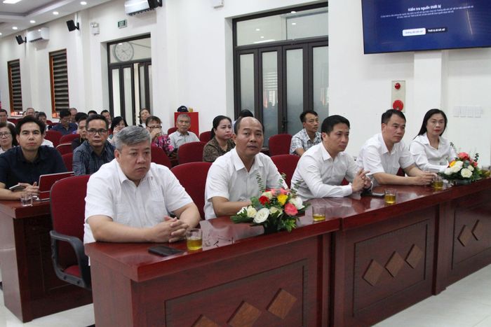 Các lãnh đạo phường Định Công tham dự hội nghị. Ảnh: Huy Hoàng
