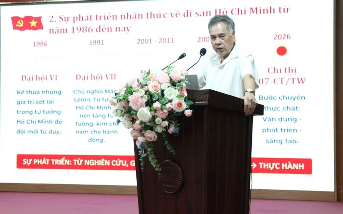 PGS.TS Nguyễn Viết Thông, Giảng viên cao cấp, nguyên Tổng Thư ký Hội đồng Lý luận Trung ương truyền đạt các nội dung tại hội nghị. Ảnh: Huy Hoàng