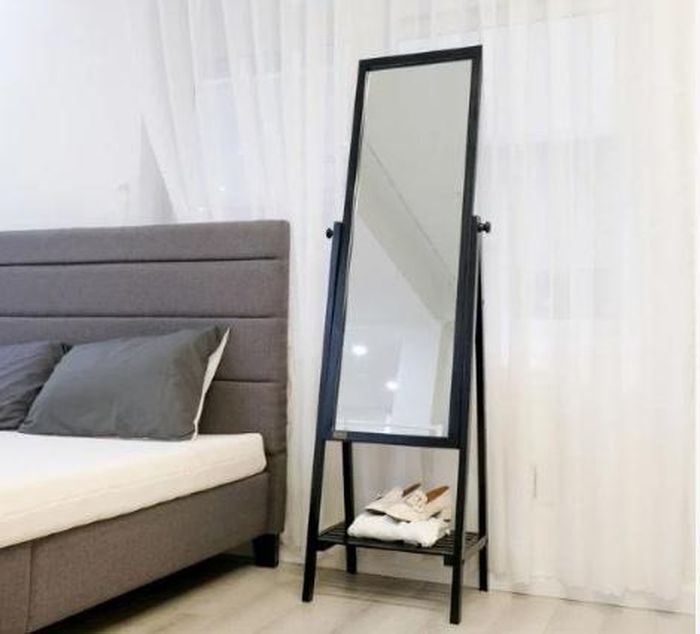 Ánh sáng tự nhiên phản chiếu qua gương sẽ giúp không gian thêm sáng sủa và thoáng đãng.