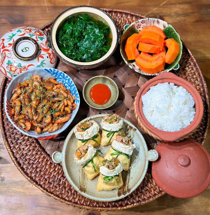 Một mâm cơm gia đình ngày thu với cách kết hợp món mặn, rau xanh và canh hài hòa.