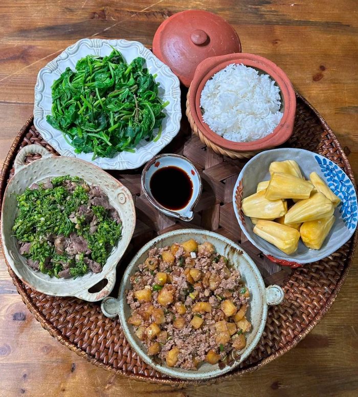 Những món ăn quen thuộc được kết hợp thành mâm cơm mùa thu hấp dẫn, phù hợp cho bữa tối.