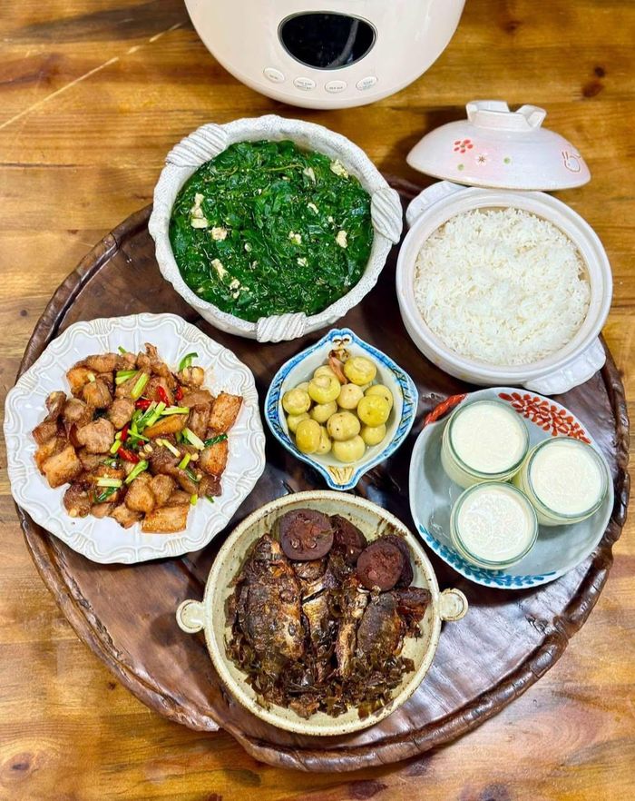 Mâm cơm ngày thu kết hợp món mặn đậm vị cùng rau xanh và món canh thanh nhẹ.