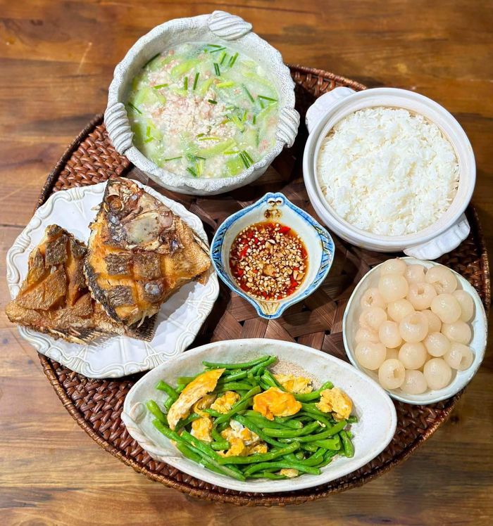 Một mâm cơm gia đình đơn giản nhưng đủ món, thích hợp cho những ngày thời tiết dịu mát.