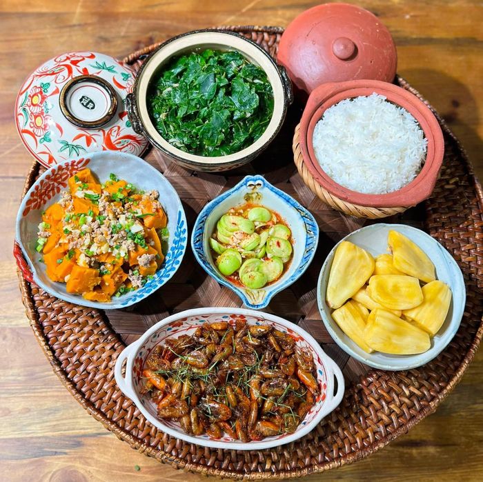 Mâm cơm mùa thu dân dã với các món ăn quen thuộc, không cầu kỳ nhưng vẫn hấp dẫn.
