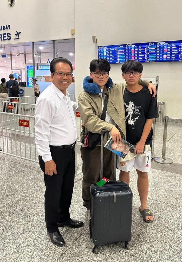 NSND Trần Nhượng chia tay cháu nội đi du học hồi tháng 9/2024.