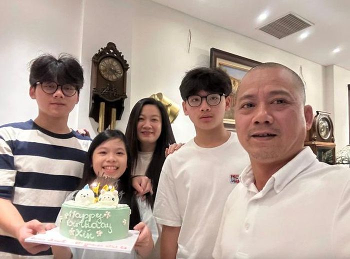 Gia đình của đạo diễn Bình Trọng và bà xã hoa khôi Thu Phương có 3 con "đủ nếp đủ tẻ".