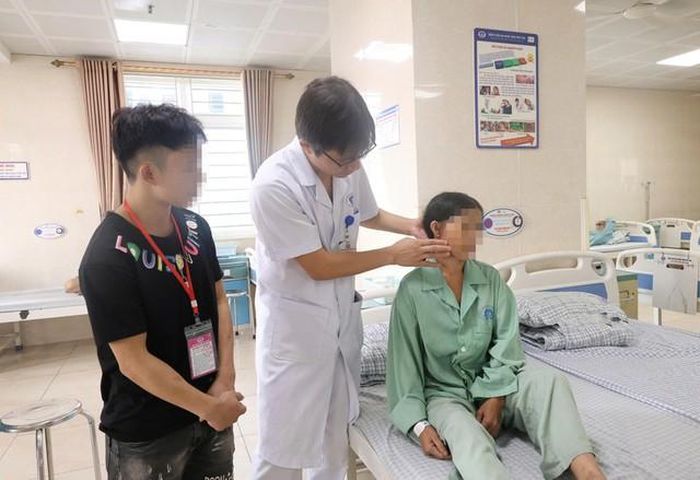 ThS.BS Thân Ngọc Minh thăm khám cho người bệnh. Ảnh: BVCC