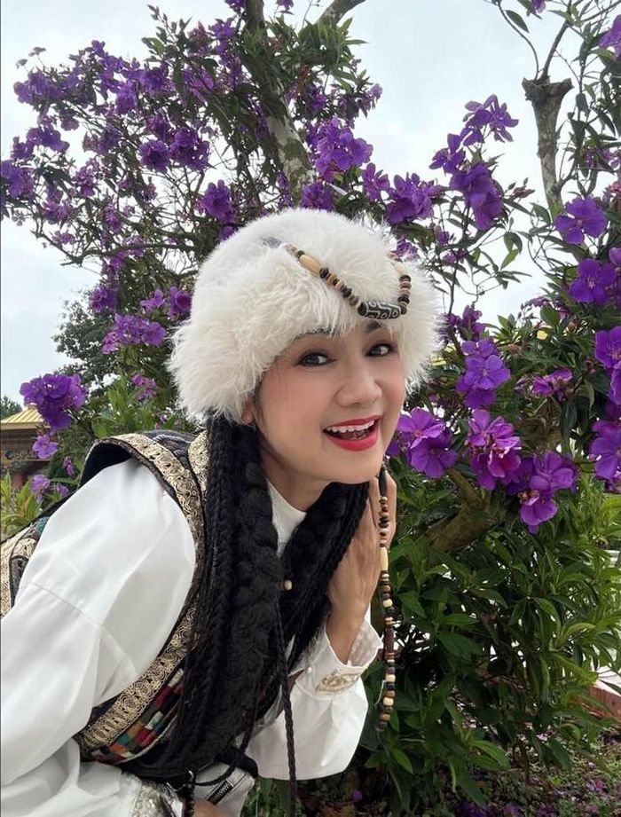 NSND Thu Hà từng được khán giả biết đến với hình ảnh những cô gái có vẻ đẹp trong trẻo, sang trọng. Chị không sở hữu vẻ đẹp quá sắc sảo mà thiên về sự mềm mại, nền nã. Chính nét riêng ấy giúp nữ diễn viên thường được giao những vai tiểu thư, quận chúa hay những người phụ nữ có xuất thân đặc biệt.