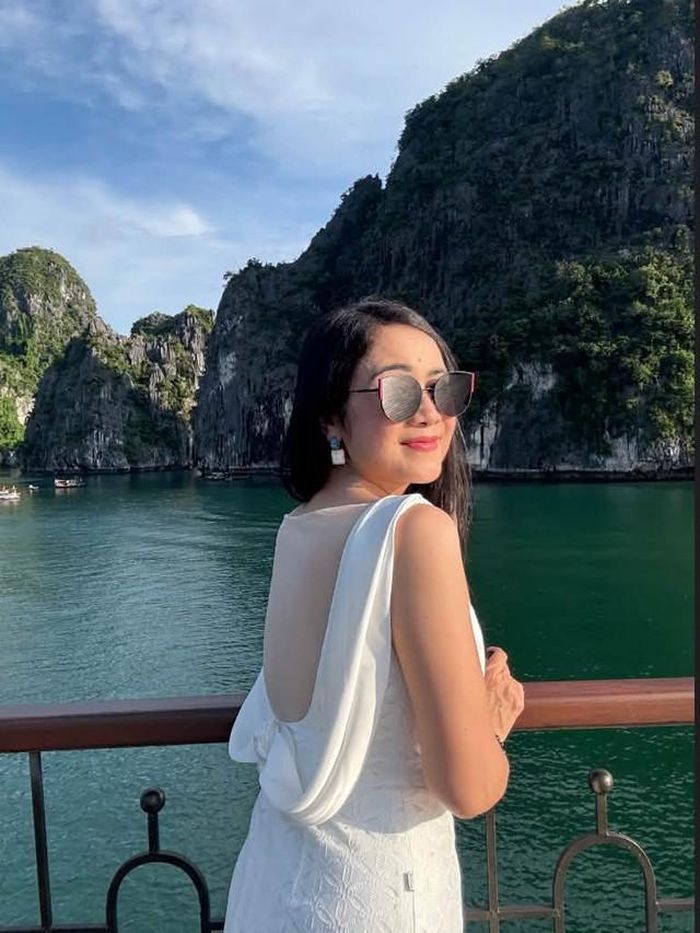 Cũng từ bộ phim này, cái tên “Lá ngọc cành vàng” gắn với NSND Thu Hà trong suốt nhiều năm. Thời điểm đó, hình ảnh nữ diễn viên xuất hiện dày đặc trên các ấn phẩm, ảnh lịch và báo chí. Vẻ đẹp của chị trở thành một trong những hình ảnh được nhiều khán giả nhớ đến khi nhắc về màn ảnh Việt những năm 1990.