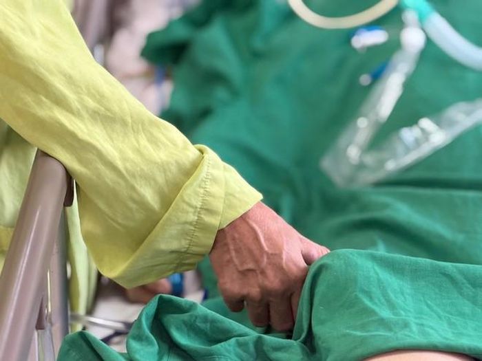 Bà Sang thấp thỏm lo lắng vì sức khỏe của con gái và tương lai của hai đứa cháu nhỏ ở quê khi con gái nằm nguy kịch vì bệnh nặng