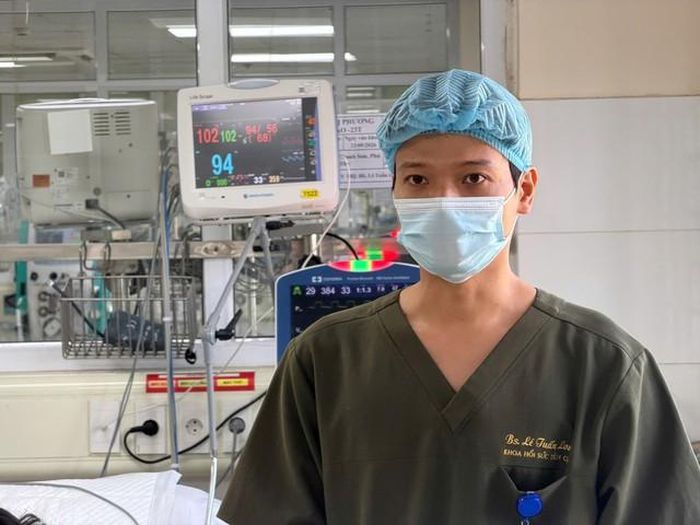Bác sĩ Lê Tuấn Long (Bệnh viện Phổi Trung ương) cho biết việc điều trị của chị Thảo còn dài, mong có sự trợ giúp của cộng đồng cho gia đình chị