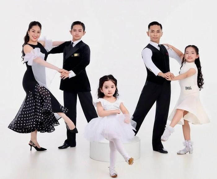 Nếu Phan Hiển là vận động viên nhảy múa trên sân khấu cống hiến cho nước nhà thì Khánh Thi ở phía sau luôn hỗ trợ cho chồng và bạn nhảy. Không chỉ vậy, gia đình Khánh Thi - Phan Hiển còn đầu tư để tổ chức giải đấu. Niềm đam mê với dancesport và sự cống hiến hết mình cho nghề đã giúp cặp vợ chồng Khánh Thi - Phan Hiển nhận được nhiều tình yêu thương từ khán giả.