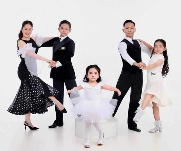 Tuy vậy, Khánh Thi cho rằng điều quan trọng không nằm ở việc đội hình có thật đều hay không, mà là cả gia đình vẫn có thể cùng chung một nhịp. Cô hài hước ví von nhà đông con là vậy, định chụp một bộ ảnh gia đình nhưng cuối cùng lại thành một bài nhảy múa cơ bản mà chẳng có buổi tổng duyệt nào trước đó.