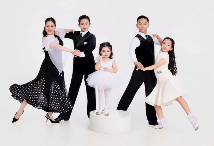 Nữ kiện tướng dancesport cho biết nhìn lại bộ ảnh gia đình, cô cũng không biết đội hình của cả nhà đã được xem là ổn định hay chưa, bởi người thì tạo dáng, người nhảy múa, người diễn sâu, trong khi có thành viên dường như chẳng cần quan tâm chuyện gì đang diễn ra.