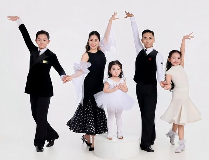 Khánh Thi - Phan Hiển thời gian qua luôn được khán gải chú ý bởi câu chuyện tình cảm ngày càng viên mãn. Ở họ không chỉ có tình cảm vợ chồng mà còn có cả tình đồng nghiệp. Cặp đôi sát cánh bên nhau trong mỗi chặng đường phát triển của bộ môn Thể thao khiêu vũ nước nhà.