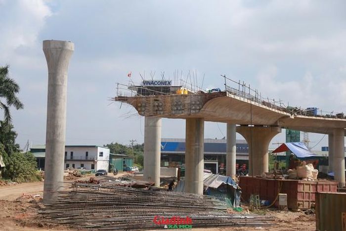 Cận cảnh bề mặt dầm cầu nhánh đang trong quá trình gác dầm và hoàn thiện kết cấu bê tông cốt thép.