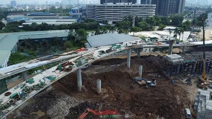 Kết cấu dầm bê tông cốt thép dự ứng lực vươn cao, chuẩn bị kết nối các nhịp cầu nhánh.