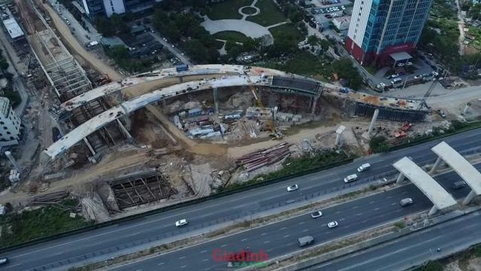 Góc quay thẳng đứng từ trên cao thể hiện rõ đường cong thiết kế của các cầu nhánh tuabin ôm trọn lấy nút giao.