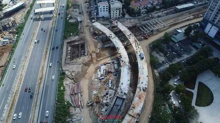 Góc nhìn bao quát tuyến Đại lộ Thăng Long xuyên qua khu vực công trường, nơi các nhánh cầu vượt và hầm chui đang được đồng loạt triển khai.