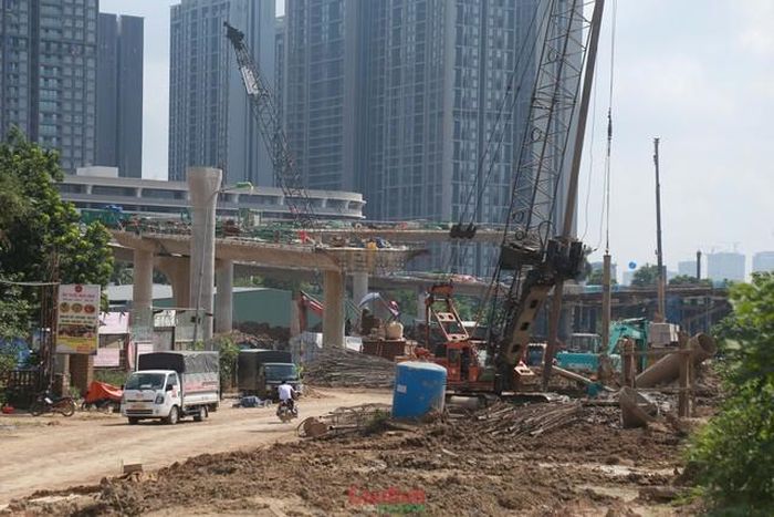 Hệ thống trụ cầu và các nhánh dầm được thi công vươn qua khu vực giải phóng mặt bằng ven Đại lộ Thăng Long.