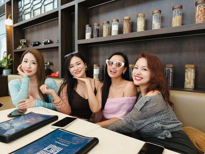 MC Vân Hugo chia sẻ hình ảnh cùng nhóm bạn thân tận hưởng giây phút thư giãn, vui vẻ khi hội ngộ bên nhau. 