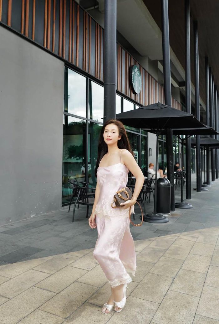 Trong những bộ ảnh thực hiện gần đây, cô diện trang phục khéo léo che đi vòng hai.
