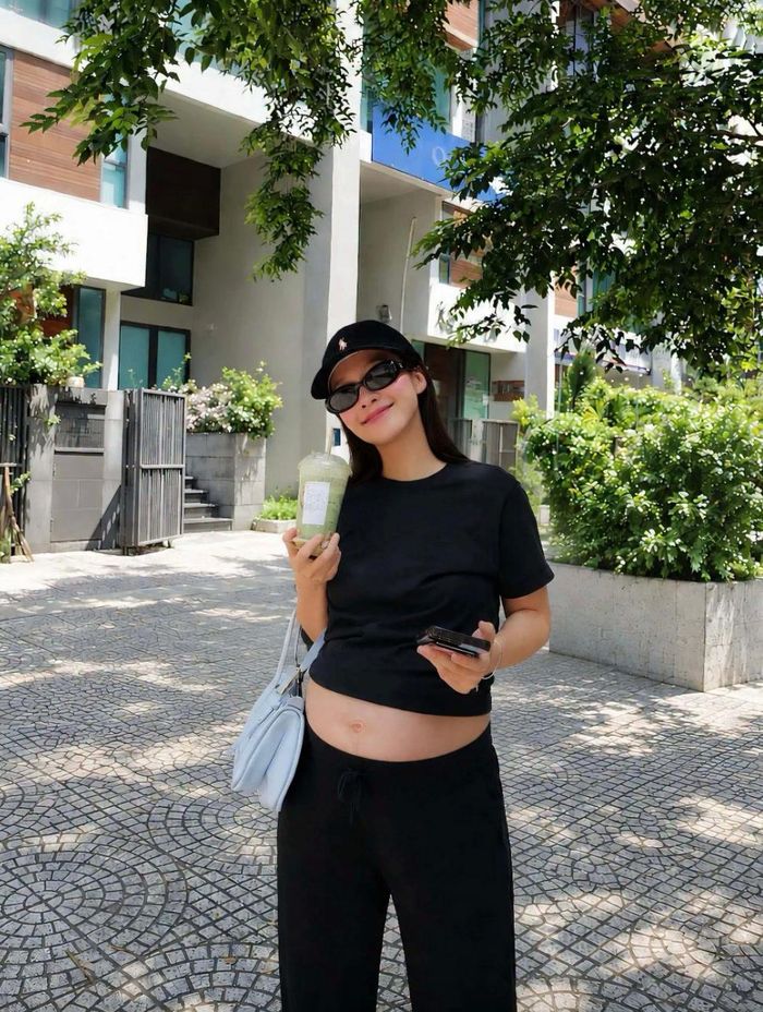 Khả Ngân được khen nhuận sắc khi mang thai con đầu lòng: "Bụng to rồi nhưng khá gọn. Bầu đáng yêu quá", "Ngân hợp bầu quá", "Không thấy bụng là không nghĩ Ngân có em bé, bà bầu đẹp nha"...