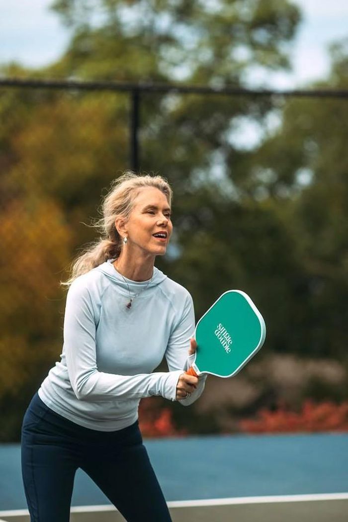 Tính tương tác cao khi thi đấu theo cặp giúp người chơi pickleball giải toả căng thẳng và tăng cường gắn kết xã hội. (Ảnh minh hoạ)