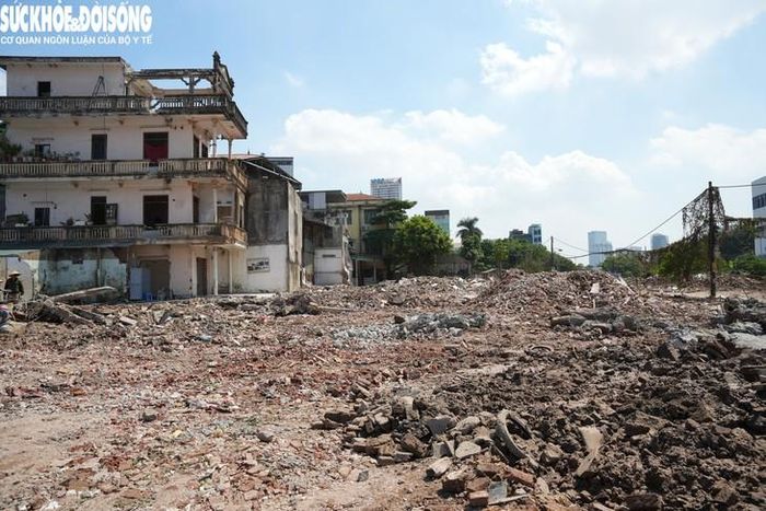 Ghi nhận tại dự án này, những công trình cuối cùng trong phạm vi dự án đang được khẩn trương phá dỡ. Nhìn từ trên cao, hướng tuyến dự án đường nối từ đường Phạm Hùng đến đường Lê Đức Thọ đã lộ diện.