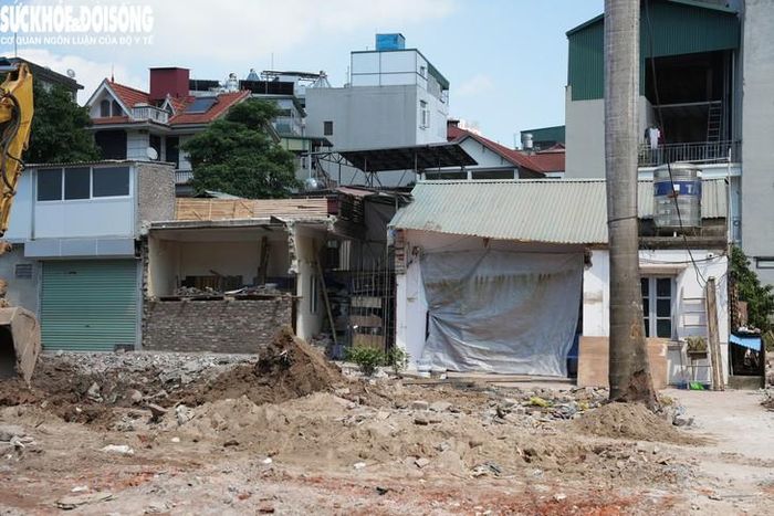 Trước đó, chính quyền đã ban hành quyết định cưỡng chế đối với một số trường hợp không chấp hành bàn giao mặt bằng. Đến thời điểm cơ quan chức năng tổ chức cưỡng chế, các hộ đã tự nguyện tháo dỡ công trình, bàn giao mặt bằng cho dự án.