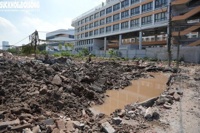 Đất đá, trạc thải, phế thải trong khu vực dự án.