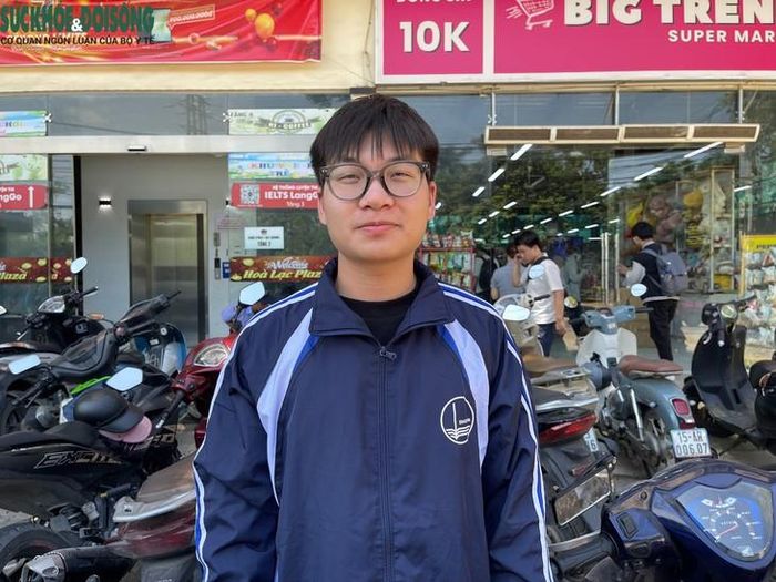 Lâm Quảng Minh, sinh viên năm nhất Trường Đại học Luật, Đại học Quốc gia Hà Nội, chia sẻ với phóng viên. Ảnh: Phúc Đức