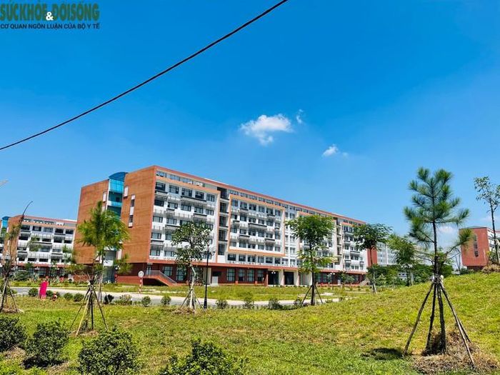Phần lớn diện tích khu đô thị được phủ bằng những mảng cây xanh, thảm thực vật, xen lẫn những công trình cao tầng hiện đại đã đi vào hoạt động và đang thi công. Ảnh: Phúc Đức.