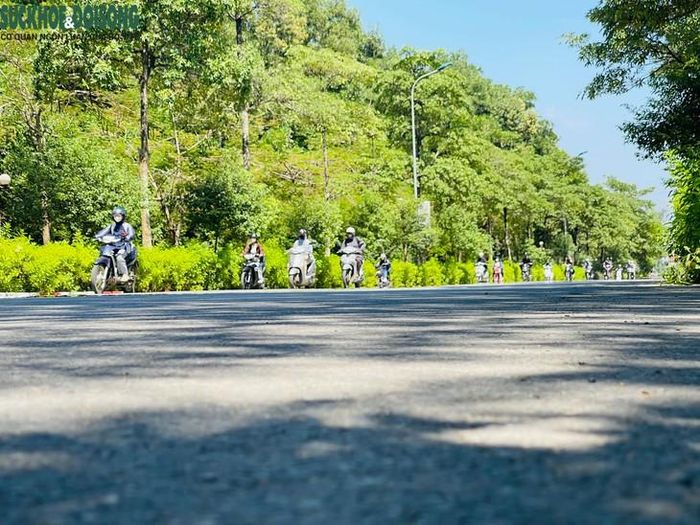Dòng xe máy của sinh viên nối nhau trên những con đường rợp bóng cây xanh, hướng về các giảng đường. Ảnh: Phúc Đức