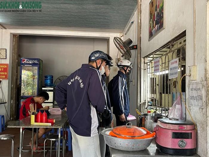 Giờ nghỉ trưa, Hoàng Dũng cùng nhóm bạn ghé vào quán mua cơm. Ảnh: Phúc Đức.