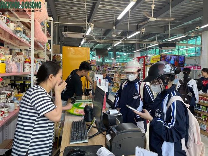 Mai Phương cùng bạn ở chung mua sắm nhu yếu phẩm cho sinh hoạt hằng ngày. Ảnh: Phúc Đức.