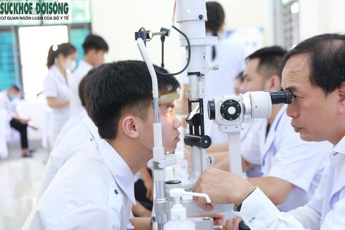 Bác sĩ kiểm tra mắt cho học sinh trong chương trình khám, sàng lọc sức khỏe học đường tại Nghệ An. ẢNH: V. Đồng