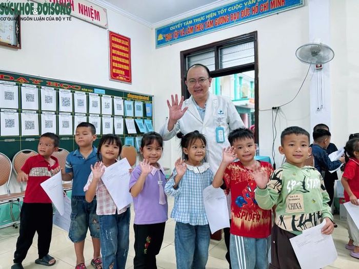 Khám sức khỏe định kỳ giúp phát hiện sớm các vấn đề sức khỏe, nâng cao hiệu quả chăm sóc học sinh ngay tại trường học. ẢNH: H.M