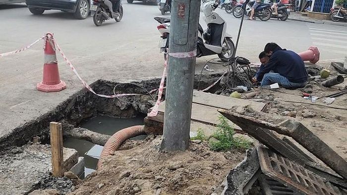 Tại phố Lê Duẩn vừa thi công lát vỉa hè vừa cải tạo đường cống thoát nước. Ảnh: VA.