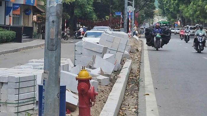 Vật liệu xây dựng tại khu vực vỉa hè trên phố Kim Mã. Ảnh: VA.