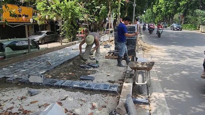 Thi công lát đá vỉa hè tại phố Kim Mã. Ảnh: VA.