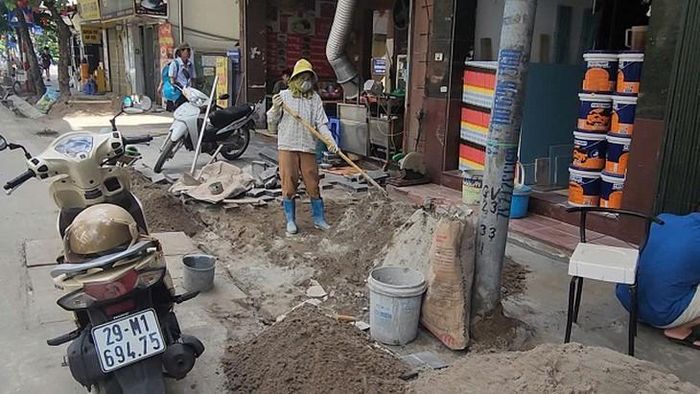 Thi công lát đá vỉa hè tại phố Giang Văn Minh, ảnh chụp ngày 28/9. Ảnh: VA.