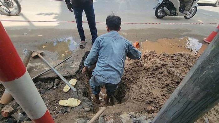 Công nhân đang cải tạo đường nước sạch trên phố Kim Mã. Ảnh: VA.