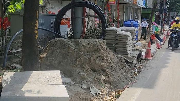 Vật liệu xây dựng tại khu vực vỉa hè trên phố Giang Văn Minh. Ảnh: VA.