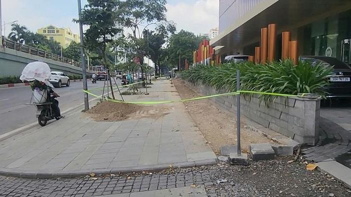 Điều người dân mong muốn là tiến độ thi công, hạng mục làm đến đâu gọn đến đó, sớm trả lại lối đi an toàn. Ảnh: VA.