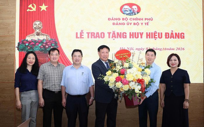 Đại diện Đảng bộ Văn phòng Bộ Y tế chúc mừng đồng chí Đỗ Xuân Tuyên. Ảnh Trần Minh