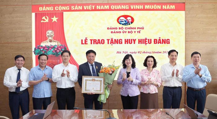 Bí thư Đảng ủy Bộ, Bộ trưởng Bộ Y tế Đào Hồng Lan và các đồng chí trong Thường vụ Đảng uỷ chúc mừng đồng chí Đỗ Xuân Tuyên. Ảnh: Trần Minh